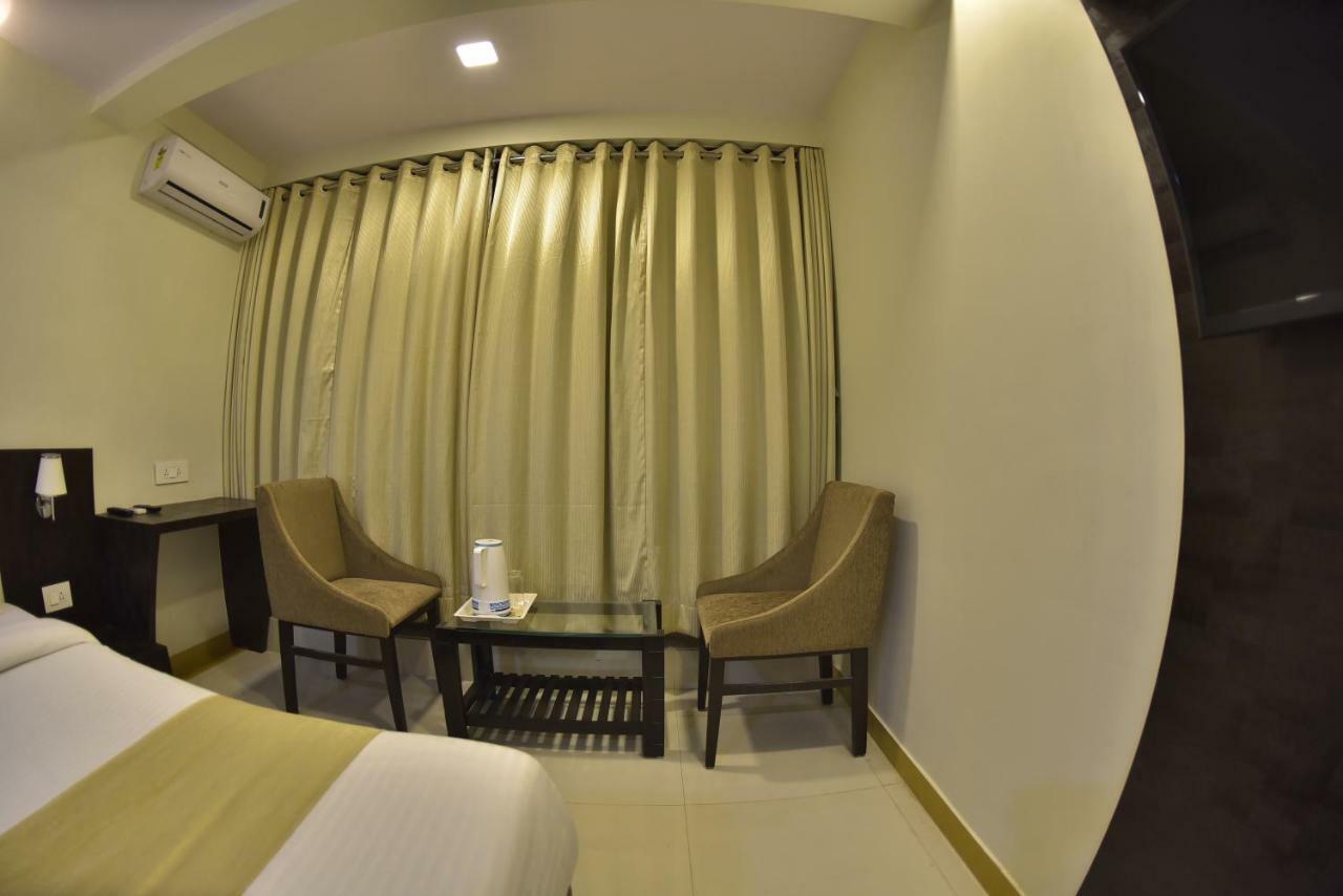 Fabexpress Time Square Hotell Thane Exteriör bild