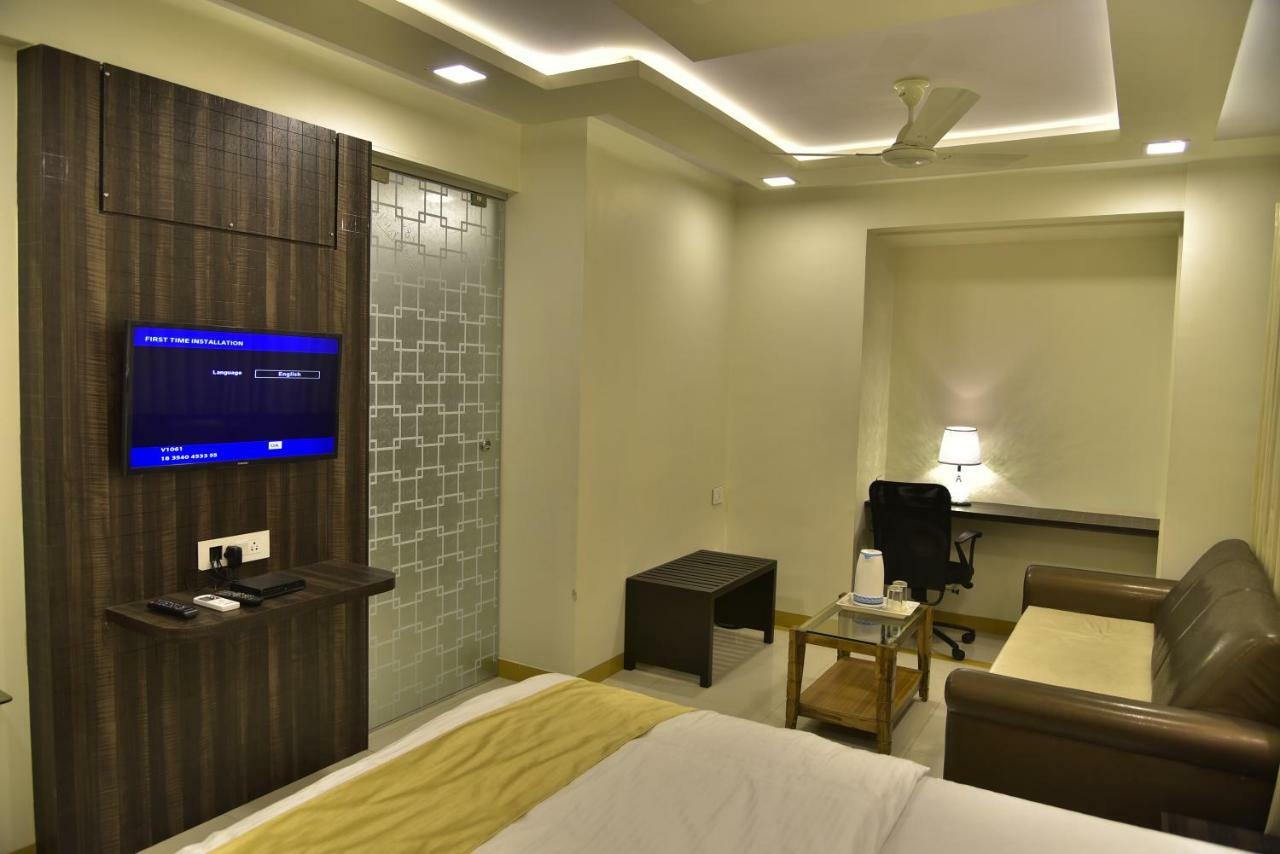 Fabexpress Time Square Hotell Thane Exteriör bild